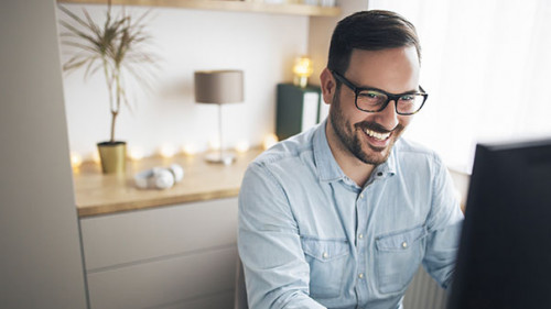 Mann-vor-Bildschirm-304721530-AS-Jelena