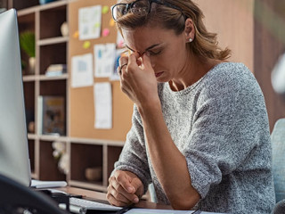 Frau-verzweifelt-Office-243272074-AS-Rido