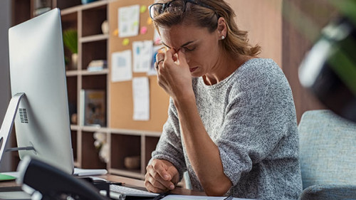 Frau-verzweifelt-Office-243272074-AS-Rido