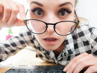 Frau-ueberrascht-Tastatur-118690657-AS-leszekglasner