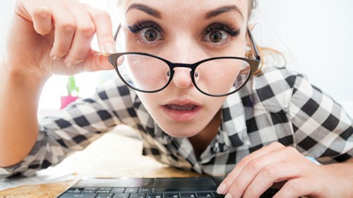 Frau-ueberrascht-Tastatur-118690657-AS-leszekglasner