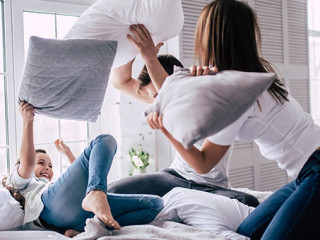 familie-Kissenschlacht-201982214-AS-Artem