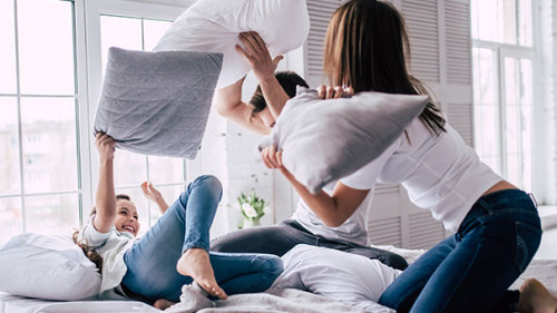 familie-Kissenschlacht-201982214-AS-Artem