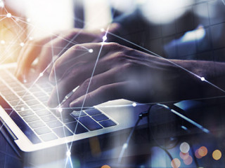 Haende-Laptop-Netzwerk-235444324-AS-alphaspirit