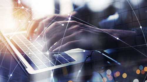 Haende-Laptop-Netzwerk-235444324-AS-alphaspirit