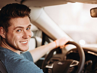 Fahrer-laechelt-279992144-AS-Mr-Music