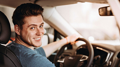 Fahrer-laechelt-279992144-AS-Mr-Music