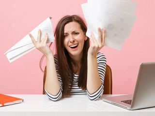 Frau-frustriert-Papier-234466986-ASViDi-Studio