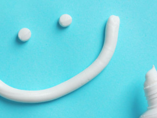 Zahnpasta-Smiley-245252122-AS-New-Africa