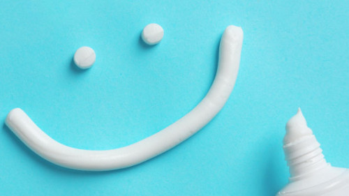 Zahnpasta-Smiley-245252122-AS-New-Africa