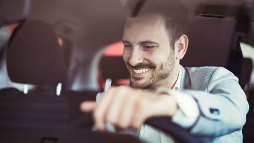 Fahrer-Laecheln-229184641-AS-NDABCREATIVITY