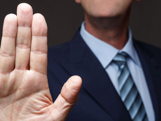 Anzugtraeger-lehnt-ab-178247865-AS-rs31