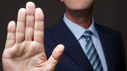 Anzugtraeger-lehnt-ab-178247865-AS-rs31