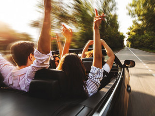 Gruppe-in-Cabrio-220684477-AS-Leika-production