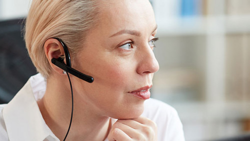 Frau-Headset-338072910-AS-Seventyfour