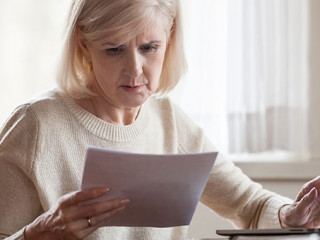 Frau-Brief-beunruhigt-226201898-AS-fizkes