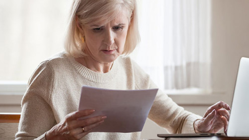 Frau-Brief-beunruhigt-226201898-AS-fizkes