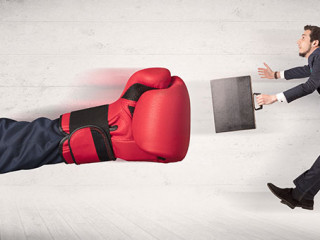 Boxhandschuh-gegen-Anzugtraeger-194132945-FO-ra2-studio