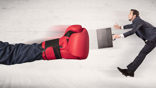 Boxhandschuh-gegen-Anzugtraeger-194132945-FO-ra2-studio