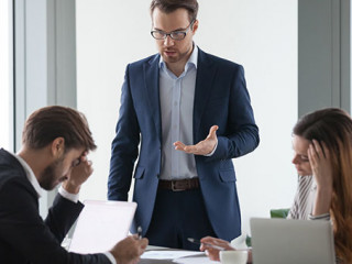 Anzugtraeger-Diskussion-223963609-AS-fizkes