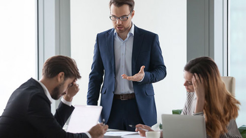 Anzugtraeger-Diskussion-223963609-AS-fizkes