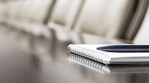 Konferenztisch-Notizblock-Stift-88329980-AS-Mariakray