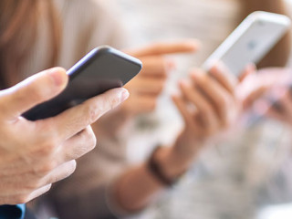 Haende-Smartphones-302582395-AS-Farknot-Architect