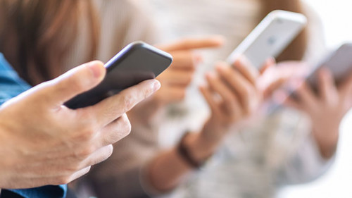 Haende-Smartphones-302582395-AS-Farknot-Architect