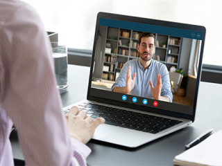 Frau-Mann-Videochat-331776223-AS--fizkes