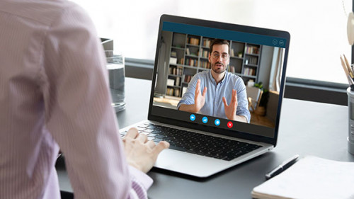 Frau-Mann-Videochat-331776223-AS--fizkes