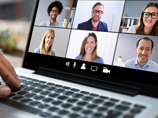 hand-Laptop-Videochat-Konferenz-335250034-AS-Andrey-Popov