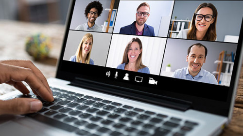 hand-Laptop-Videochat-Konferenz-335250034-AS-Andrey-Popov