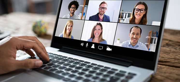 hand-Laptop-Videochat-Konferenz-335250034-AS-Andrey-Popov