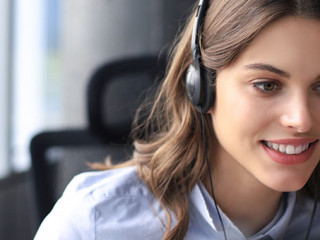 Frau-Headset-300084357-AS-ty