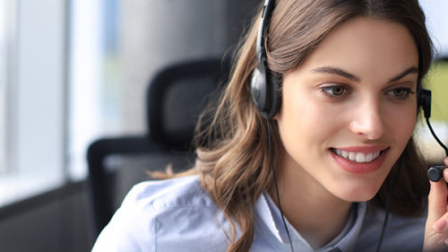 Frau-Headset-300084357-AS-ty