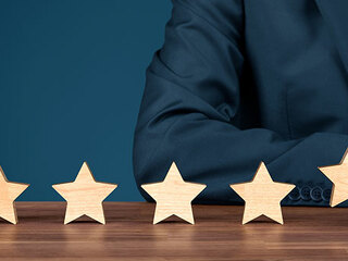 Anzugtraeger-Sterne-212488207-AS-jirsak