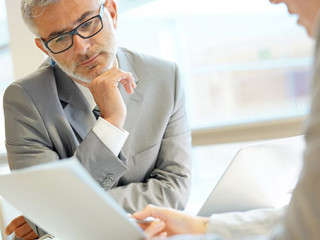 AnzugtraegerIn-Beratung-282215454-AS-goodluz