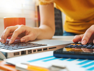 Frau-Laptop-Taschenrechner-191033703-AS-mrmohock