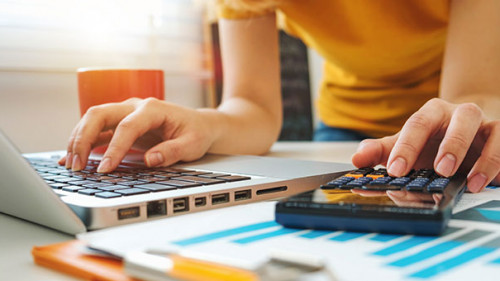 Frau-Laptop-Taschenrechner-191033703-AS-mrmohock