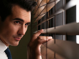 Anzugtraeger-Fenster-Lamellen-287444709-AS-New-Africa