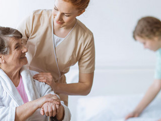 Pflegerin-Seniorin-269090035-AS-Photographee-eu