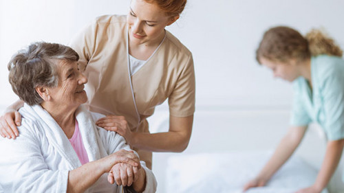 Pflegerin-Seniorin-269090035-AS-Photographee-eu