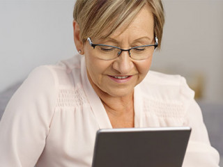 Frau-Laptop-165692594-AS-contrastwerkstatt