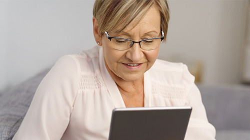 Frau-Laptop-165692594-AS-contrastwerkstatt