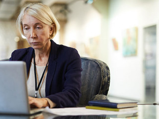 Frau-Kunstgallerie-247186397-AS-Seventyfour