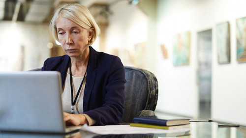 Frau-Kunstgallerie-247186397-AS-Seventyfour