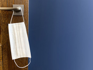 Maske-an-Tuerklinke-342368855-AS-MiaStendal