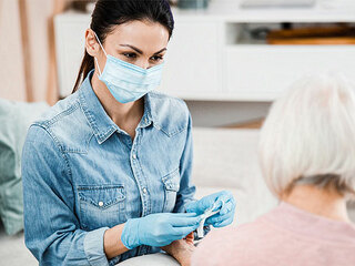 Frau-Maske-Seniorin-327237901-AS-Yakobchuk-Olena