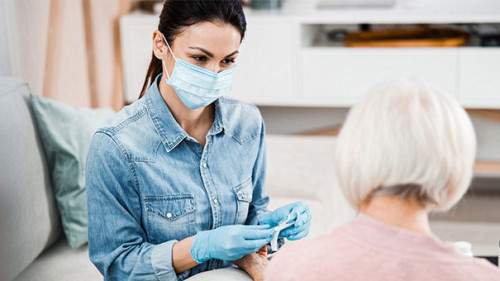 Frau-Maske-Seniorin-327237901-AS-Yakobchuk-Olena