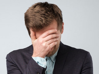 Anzugtraeger-Hand-Gesicht-222530850-AS-koldunova-anna